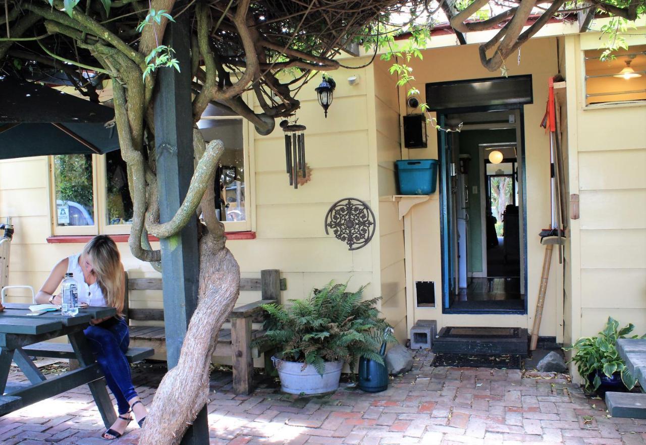 Chester St Backpackers Christchurch Exterior photo